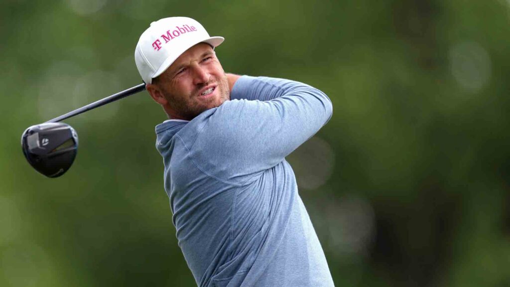wyndham-clark-frightful-mishit-strikes-person’s-camera-10-yards-away:-watch