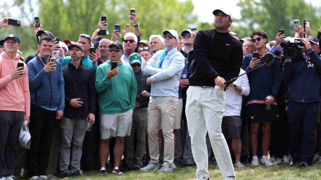 scottie-scheffler-didn’t-have-his-best-friday-at-pga.-it’s-still-his-to-lose