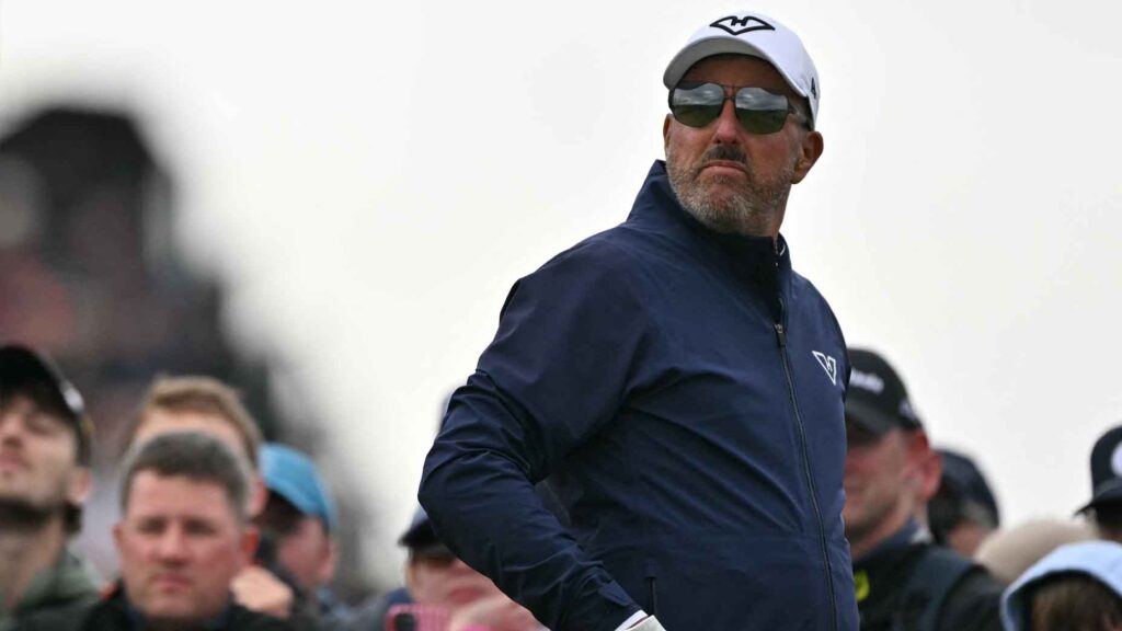 report:-phil-mickelson-accused-of-inappropriate-contact-with-female-golf-club-employee