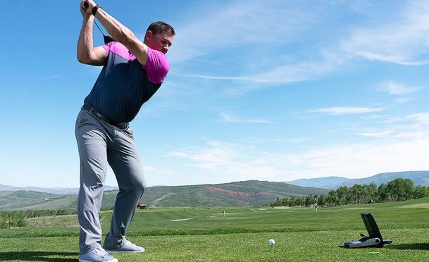 Golf swing with bend lead knee